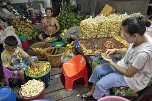 FABRICATION DE PRODUITS ALIMENTAIRES A BASE DE BANANES (CHIPS) DANS UNE ARRIERE-BOUTIQUE, VILLAGE DE LA REGION DE BAN SAPHAN, THAILANDE, ASIE 