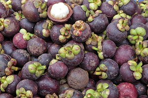 ETALAGE DE MANGOUSTANS, FRUITS TROPICAUX, THAILANDE, ASIE 