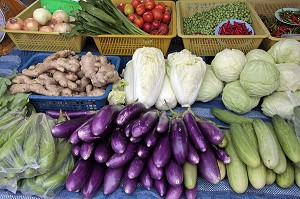 ETALAGE DE LEGUMES (AUBERGINES, CHOUX, COURGETTES, GINGEMBRE) SUR UN MARCHE, THAILANDE, ASIE 