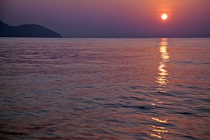 LEVER DE SOLEIL SUR LA MER, REGION DE BAN SAPHAN, THAILANDE 