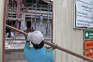 OUVRIERS SUR UN CHANTIER, TRAVAUX DE CONSTRUCTION D'UN IMMEUBLE, BANGKOK, THAILANDE, ASIE 