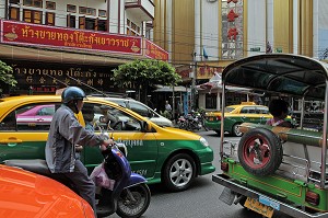 TAXIS METERS, TAXIS OFFICIELS DE LA VILLE, CIRCULATION ROUTIERE DANS LE QUARTIER CHINOIS (CHINATOWN), BANGKOK, THAILANDE, ASIE 