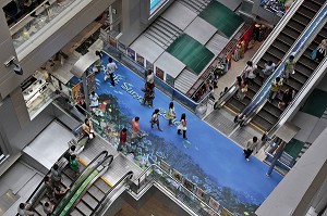 ESCALATORS DESSERVANT LES DIFFERENTS NIVEAUX DU CENTRE COMMERCIAL MBK, BANGKOK, THAILANDE, ASIE 