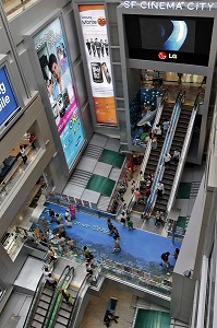 ESCALATORS DESSERVANT LES DIFFERENTS NIVEAUX DU CENTRE COMMERCIAL MBK, BANGKOK, THAILANDE, ASIE 