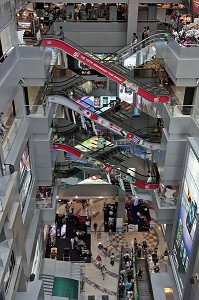 ESCALATORS DESSERVANT LES DIFFERENTS NIVEAUX DU CENTRE COMMERCIAL MBK, BANGKOK, THAILANDE, ASIE 