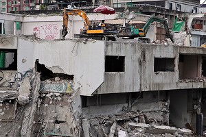 TRAVAUX DE DEMOLITION D'UN IMMEUBLE, BANGKOK, THAILANDE 