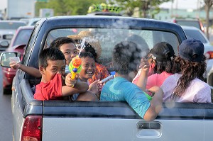 JEUX D'EAU DANS LES VOITURES, SUR L'AUTOROUTE, A L'OCCASION DE LA FETE DU NOUVEL AN, BANGKOK, THAILANDE, ASIE 