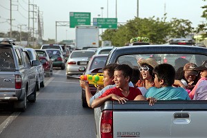 JEUX D'EAU SUR L'AUTOROUTE, FETE DU NOUVEL AN, BANGKOK, THAILANDE 