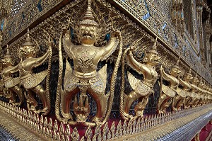 DETAIL DE LA FRISE DE GARUDAS, ESPRITS-OISEAUX SERVANT DE MONTURE A VISHNU, BOT DU BOUDDHA D'EMERAUDE, WAT PHRA KEO OU TEMPLE DU BOUDDHA D’EMERAUDE, CITE ROYALE DE BANGKOK, THAILANDE, ASIE 