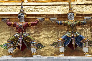 SCULPTURES D'APSARI, NYMPHES CELESTES, TEMPLE DU WAT PHRA KEO, BANGKOK, THAILANDE 