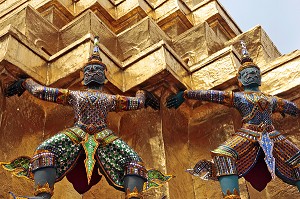 SCULPTURES D'APSARI, NYMPHES CELESTES QUI DANSENT POUR LE PLAISIR DES DIEUX, WAT PHRA KEO OU TEMPLE DU BOUDDHA D’EMERAUDE, CITE ROYALE DE BANGKOK, THAILANDE, ASIE 