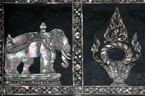 DECORATION, INCRUSTATIONS DE NACRE SUR UN PANNEAU DE BOIS LAQUE, WAT PHO (WAT PHRA CHETUPON) OU TEMPLE DU BOUDDHA COUCHE, BANGKOK, THAILANDE, ASIE 