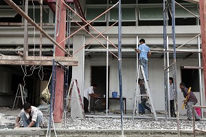 OUVRIERS SUR UN CHANTIER, TRAVAUX DE CONSTRUCTION D'UN IMMEUBLE, BANGKOK, THAILANDE, ASIE 