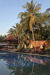 PISCINE DU CORAL HOTEL, BANG SAPHAN, PROVINCE DE PRACHUAP KHIRI KHAN, THAILANDE 