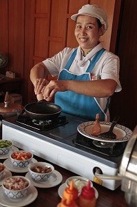 PREPARATION DU PETIT-DEJEUNER, CORAL HOTEL, BANG SAPHAN, PROVINCE DE PRACHUAP KHIRI KHAN, THAILANDE, ASIE 