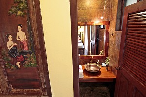 SALLE DE BAIN D'UNE CHAMBRE, CORAL HOTEL, BANG SAPHAN, THAILANDE 