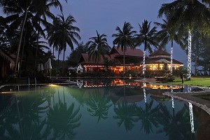 PISCINE DU CORAL HOTEL, LA NUIT, BANG SAPHAN, THAILANDE 