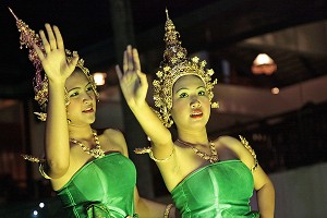 SPECTACLE DE DANSES THAILANDAISES, CORAL HOTEL, BANG SAPHAN, THAILANDE 