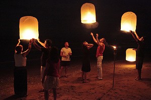 TOURISTES S'AMUSANT AVEC DES LANTERNES CELESTES, BANG SAPHAN, THAILANDE 