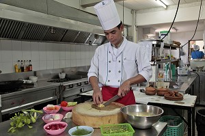 PREPARATION DES REPAS, CUISINES DU CORAL HOTEL, BANG SAPHAN, PROVINCE DE PRACHUAP KHIRI KHAN, THAILANDE, ASIE 