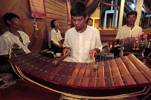 GROUPE DE MUSIQUE THAILANDAISE, ANIMATION MUSICALE DU CORAL HOTEL, BANG SAPHAN, PROVINCE DE PRACHUAP KHIRI KHAN PROVINCE, THAILANDE, ASIE 