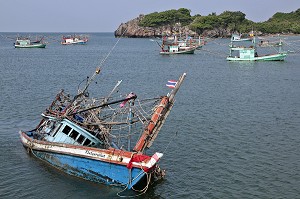 BATEAU ECHOUE, PORT DE PECHE DE BANG SAPHAN, THAILANDE, ASIE 