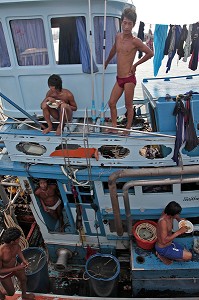 DEJEUNER DES PECHEURS BIRMANS SUR LEUR BATEAU, LA MAIN-D'OEUVRE EST MOINS CHERE EN BIRMANIE, PORT DE PECHE DE BANG SAPHAN, THAILANDE, ASIE 