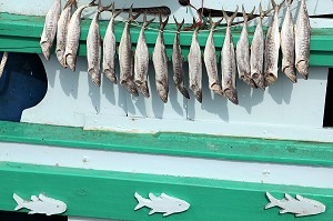 SECHAGE DES POISSONS SUR UN BATEAU, PORT DE PECHE DE BANG SAPHAN, THAILANDE, ASIE 