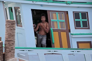 PECHEUR BIRMAN SUR UN BATEAU, LA MAIN-D'OEUVRE EST MOINS CHERE EN BIRMANIE, PORT DE PECHE DE BANG SAPHAN, THAILANDE, ASIE 