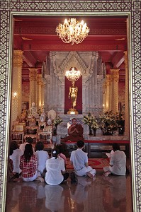 PRIERE DANS LE PRA MAHATAT JEDE PUKDE PRAKAD, TEMPLE DU BIG BOUDDHA CONSTRUIT EN L'HONNEUR DU ROI RAMA IX POUR LE 50EME ANNIVERSAIRE DE SON ACCESSION AU TRONE, BAN KRUT, REGION DE BANG SAPHAN, THAILANDE, ASIE 