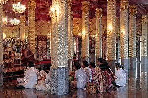 PRIERE DANS LE PRA MAHATAT JEDE PUKDE PRAKAD, TEMPLE DU BIG BOUDDHA CONSTRUIT EN L'HONNEUR DU ROI RAMA IX POUR LE 50EME ANNIVERSAIRE DE SON ACCESSION AU TRONE, BAN KRUT, REGION DE BANG SAPHAN, THAILANDE, ASIE 