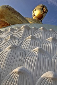 BIG BOUDDHA ASSIS SUR UNE FLEUR DE LOTUS, JARDIN DU PRA MAHATAT JEDE PUKDE PRAKAD, TEMPLE DU BIG BOUDDHA CONSTRUIT EN L'HONNEUR DU ROI RAMA IX POUR LE 50EME ANNIVERSAIRE DE SON ACCESSION AU TRONE, BAN KRUT, REGION DE BANG SAPHAN, THAILANDE, ASIE 