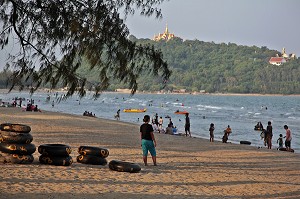 PLAGE DE BAN KRUT AVEC EN ARRIERE-PLAN LE PRA MAHATAT JEDE PUKDE PRAKAD, TEMPLE DU BIG BOUDDHA, REGION DE BANG SAPHAN, THAILANDE, ASIE 