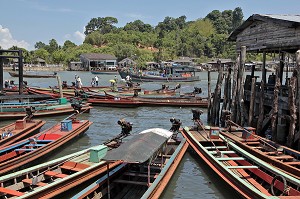 BATEAUX TAXIS EFFECTUANT LES TRAJETS REGULIERS POUR LA BIRMANIE, EMBARCADERE DU PORT DE RANONG, THAILANDE, ASIE 