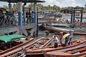 BATEAUX TAXIS EFFECTUANT LES TRAJETS REGULIERS POUR LA BIRMANIE, EMBARCADERE DU PORT DE RANONG, THAILANDE, ASIE 
