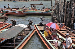 BATEAUX TAXIS EFFECTUANT LES TRAJETS REGULIERS POUR LA BIRMANIE, EMBARCADERE DU PORT DE RANONG, THAILANDE, ASIE 