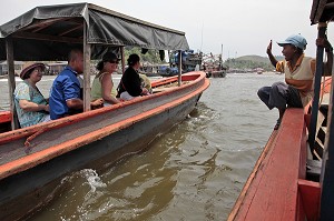 BATEAUX TAXIS EFFECTUANT LES TRAJETS REGULIERS POUR LA BIRMANIE, EMBARCADERE DU PORT DE RANONG, THAILANDE, ASIE 