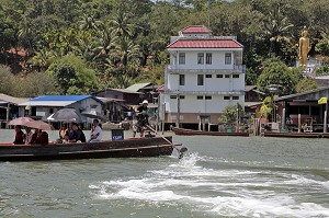 BATEAUX TAXIS EFFECTUANT LES TRAJETS REGULIERS POUR LA BIRMANIE, EMBARCADERE DU PORT DE RANONG, THAILANDE, ASIE 