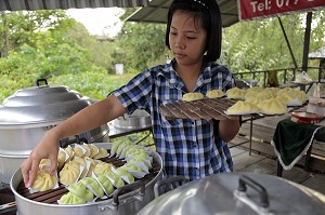 CUISINE EN PLEIN AIR DANS LE VILLAGE REPUTE POUR SA SPECIALITE DE RAVIOLIS CUITS A LA VAPEUR, REGION DE RANONG, THAILANDE, ASIE 
