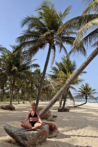 YOGA, EXERCICE DE RELAXATION SUR LA PLAGE DE BAN KRUT, BANG SAPHAN, THAILANDE