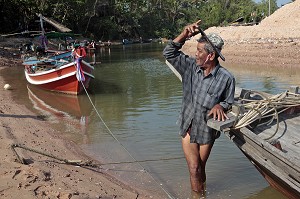 PECHEUR DANS UN PETIT PORT DE PECHE, REGION DE BANG SAPHAN, THAILANDE, ASIE 