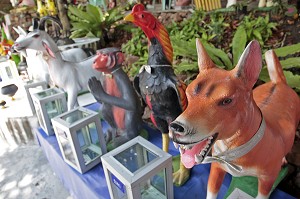 URNES DEVANT LES STATUES DES DIFFERENTS ANIMAUX DE L'ASTROLOGIE CHINOISE, TEMPLE BOUDDHIQUE DE WAT KAEW PRA SERT (DEESSE CHINOISE), CHUMPHON, THAILANDE, ASIE 