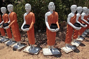 STATUES DE MOINES BOUDDHISTES DEBOUT AVEC LEUR BOL A OFFRANDES (PATTA), TEMPLE BOUDDHIQUE DE WAT KAEW PRA SERT (DEESSE CHINOISE), CHUMPHON, THAILANDE, ASIE 