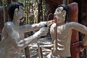 MENSONGE, LES HOMMES QUI ONT MENTI ONT LA LANGUE ARRACHEE, REPRESENTATION DU MAL ET DE L’ENFER, TEMPLE BOUDDHIQUE DE WAT KAEW PRA SERT (DEESSE CHINOISE), CHUMPHON, THAILANDE, ASIE 