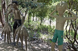 VIOLENCES PARENTALES, L'HOMME QUI TAPE SES ENFANTS AURA DES MAINS DE MONSTRES, REPRESENTATION DU MAL ET DE L’ENFER, TEMPLE BOUDDHIQUE DE WAT KAEW PRA SERT (DEESSE CHINOISE), CHUMPHON, THAILANDE, ASIE 