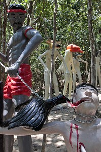 MENSONGE, LES HOMMES QUI ONT MENTI ONT LA BOUCHE MANGEE PAR LES CORBEAUX, REPRESENTATION DU MAL ET DE L’ENFER, TEMPLE BOUDDHIQUE DE WAT KAEW PRA SERT (DEESSE CHINOISE), CHUMPHON, THAILANDE, ASIE 