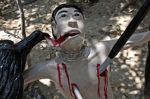 MENSONGE, LES HOMMES QUI ONT MENTI ONT LA BOUCHE MANGEE PAR LES CORBEAUX, REPRESENTATION DU MAL ET DE L’ENFER, TEMPLE BOUDDHIQUE DE WAT KAEW PRA SERT (DEESSE CHINOISE), CHUMPHON, THAILANDE, ASIE 