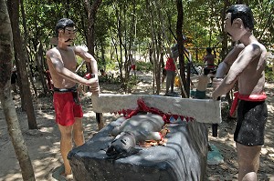 MEURTRE, LES HOMMES QUI ONT TUE SONT DECOUPES EN MORCEAUX, REPRESENTATION DU MAL ET DE L’ENFER, TEMPLE BOUDDHIQUE DE WAT KAEW PRA SERT (DEESSE CHINOISE), CHUMPHON, THAILANDE, ASIE 