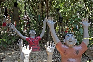 LE VOL, LES VOLEURS SERONT ENTERRES VIVANTS, REPRESENTATION DU MAL ET DE L’ENFER, TEMPLE BOUDDHIQUE DE WAT KAEW PRA SERT (DEESSE CHINOISE), CHUMPHON, THAILANDE, ASIE 