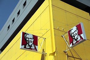 ENSEIGNE DU FAST-FOOD KFC (KENTUCKY FRIED CHICKEN), CHUMPHON, THAILANDE 